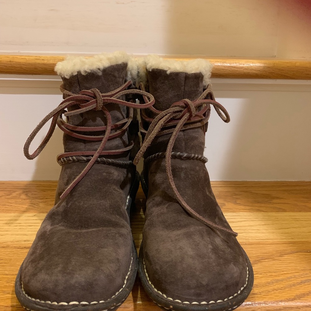 UGG Caspia Brown Suede Boots size 9